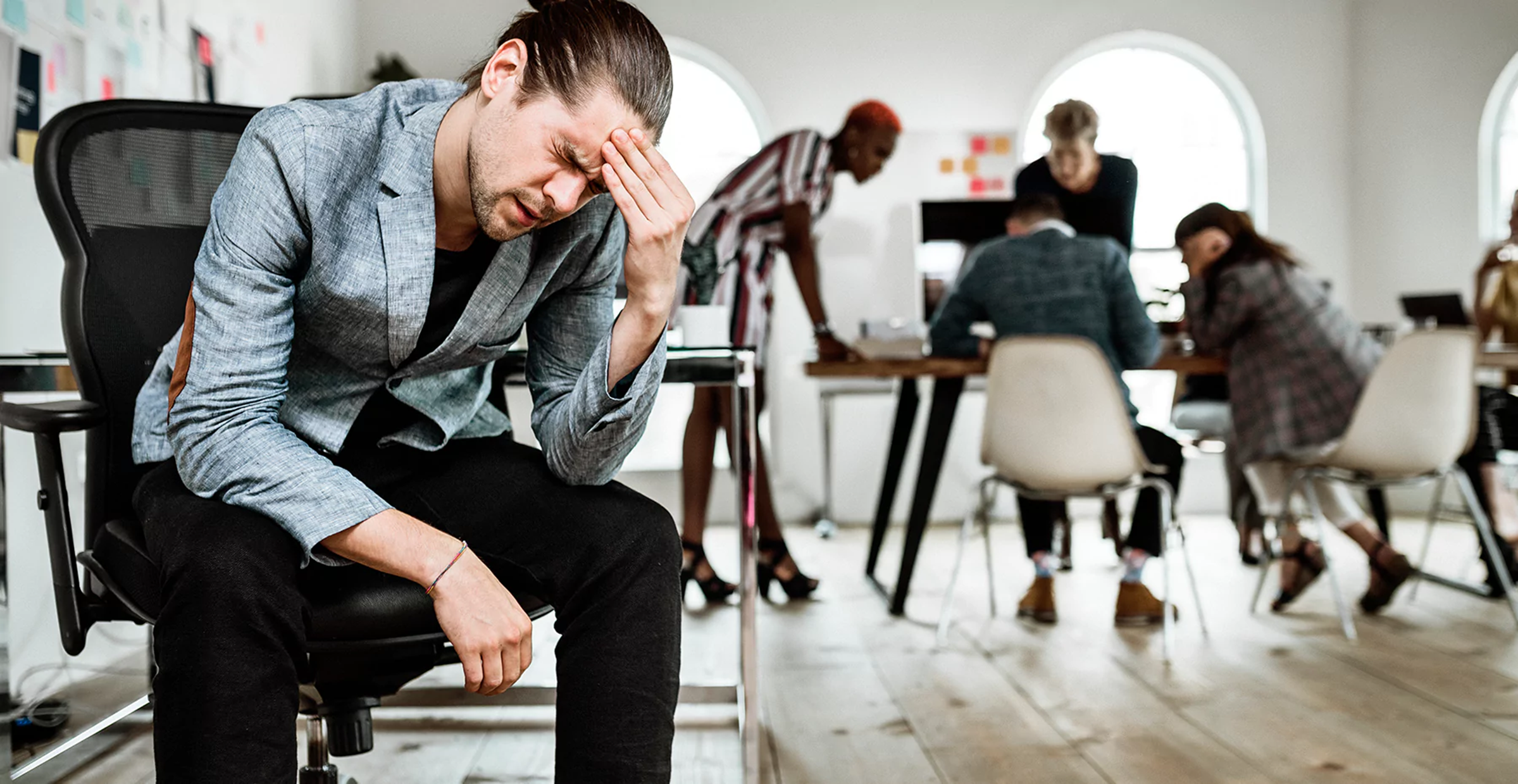 Funcionário isolado no trabalho.